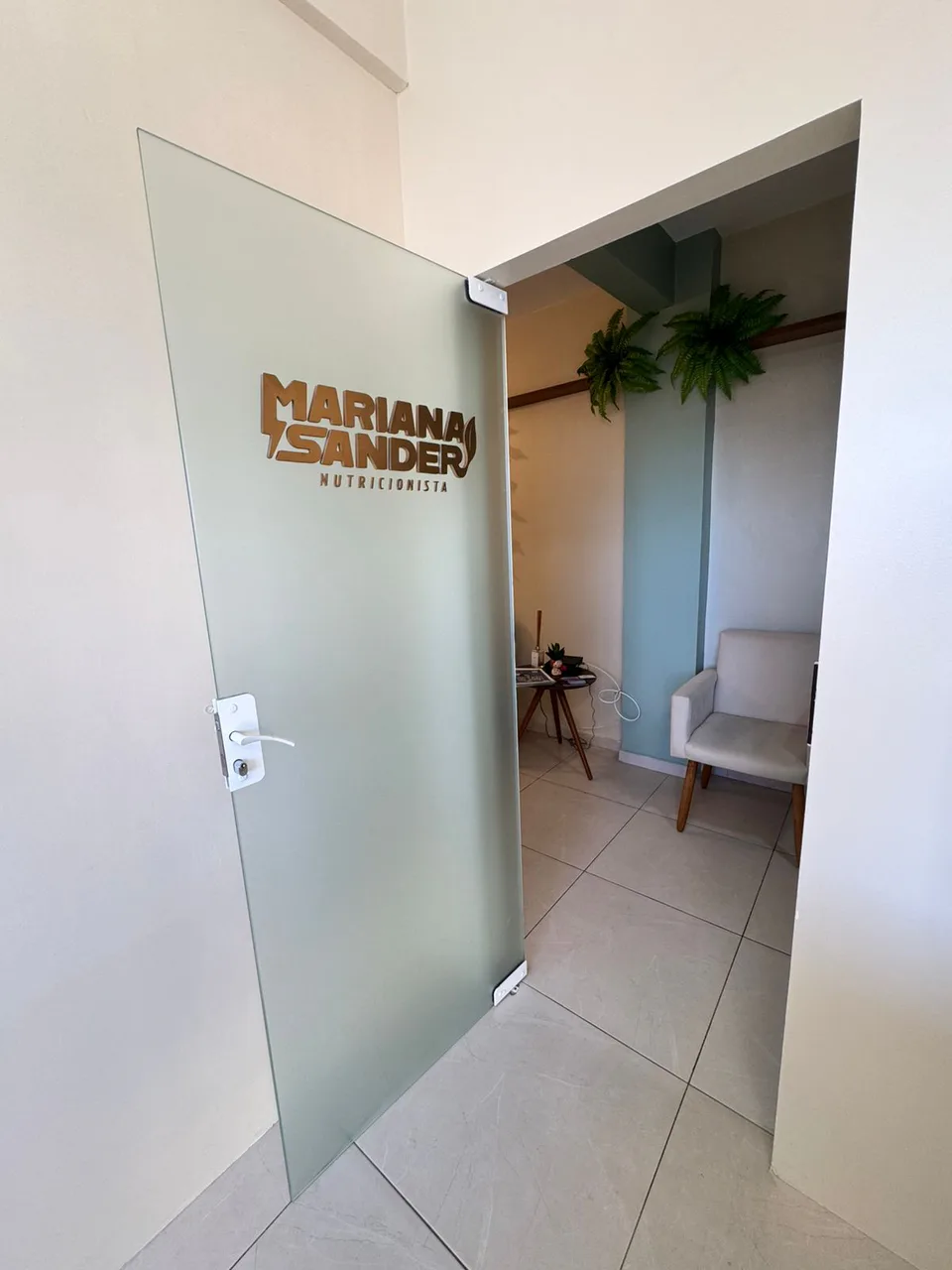 Porta de entrada do consultório com a identificação de Mariana Sander.