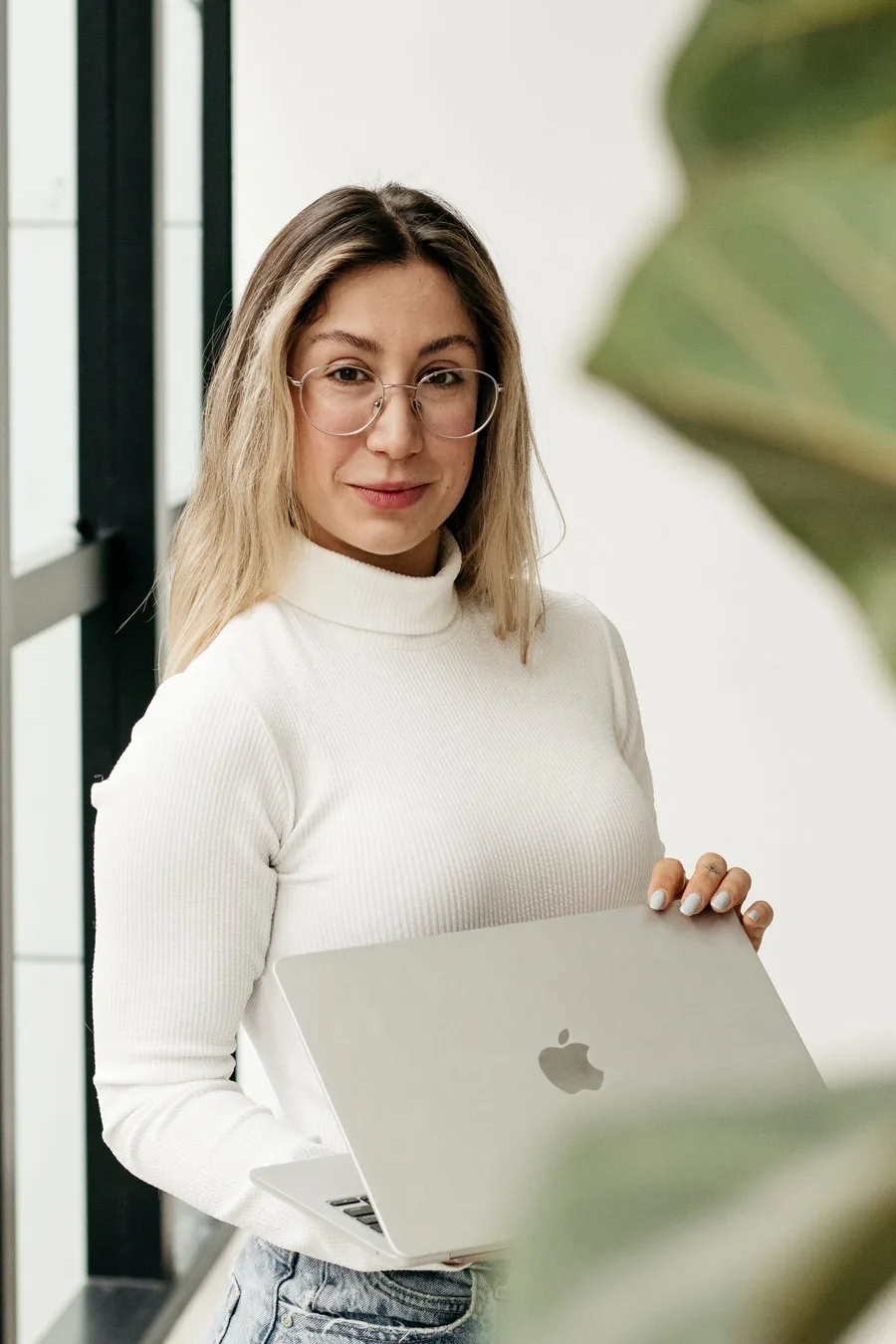 Mariana Sander sentada com um notebook, disponível para responder dúvidas sobre o acompanhamento