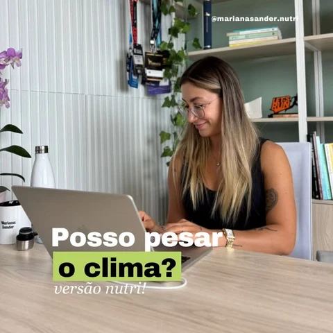 Mariana à mesa do consultório em uma publicação sobre pesagem.