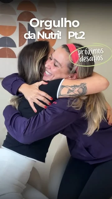 Mariana abraça outra mulher em uma publicação sobre orgulho e novos desafios.