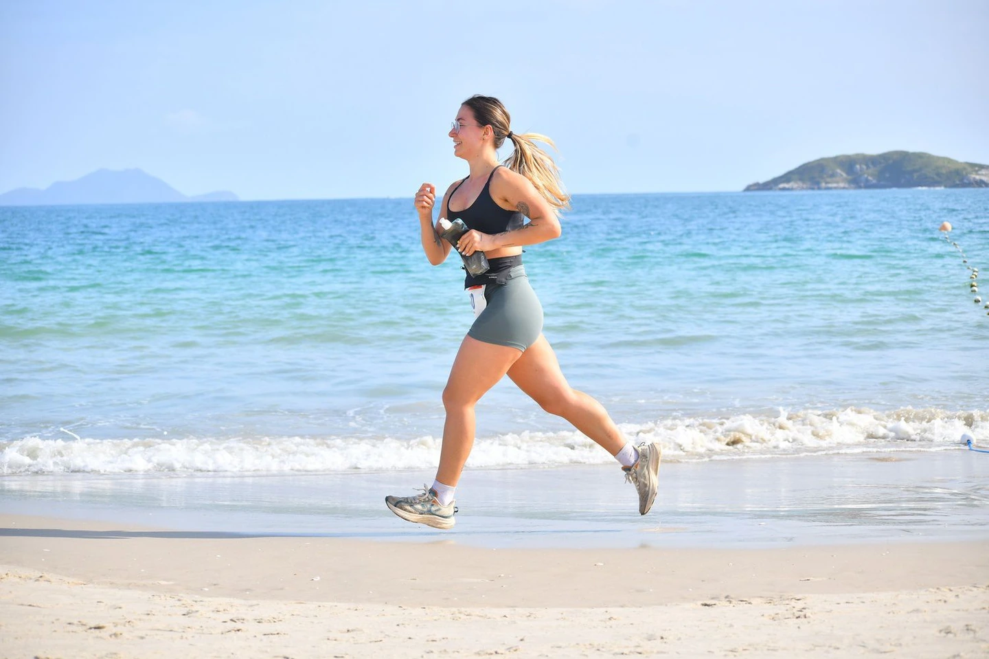 Mariana Sander correndo à beira-mar em Florianópolis