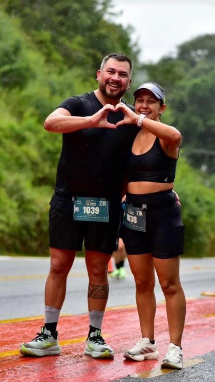 Dois participantes de corrida celebrando juntos após a prova.