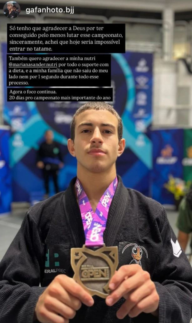 Atleta de jiu-jítsu com medalha e depoimento sobre o acompanhamento.