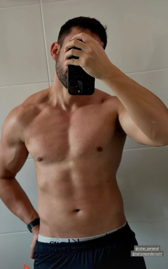 Registro de evolução corporal em fotografia no espelho.