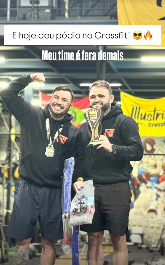 Dois atletas no pódio de uma competição de CrossFit.