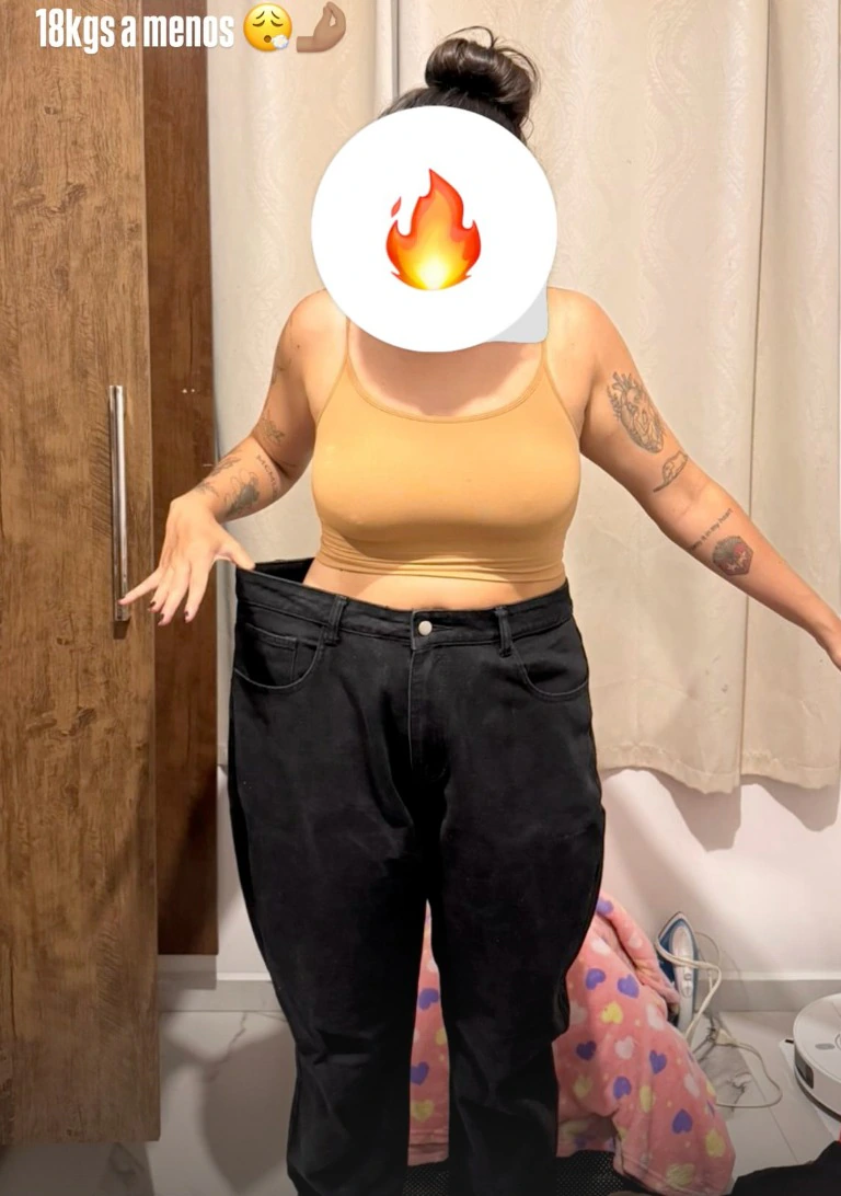 Registro de mudança corporal, mostrando uma calça mais larga.