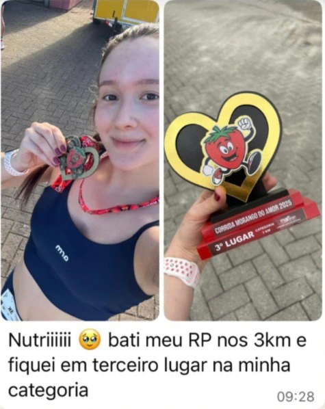 Print de conquista em corrida, com medalha, troféu e mensagem sobre recorde pessoal.