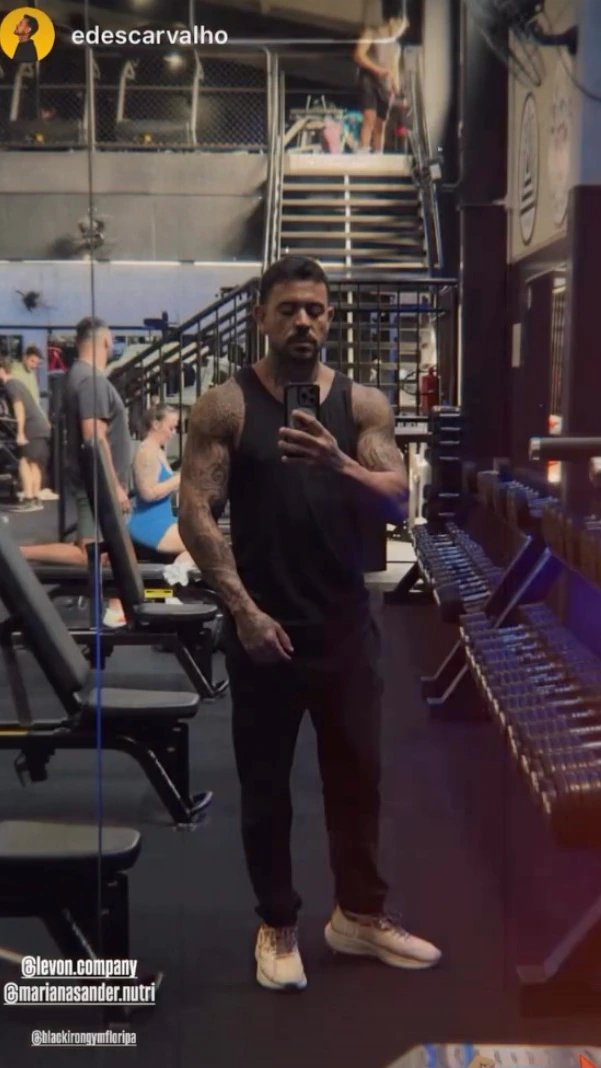 Registro de treino com braço flexionado em uma academia.