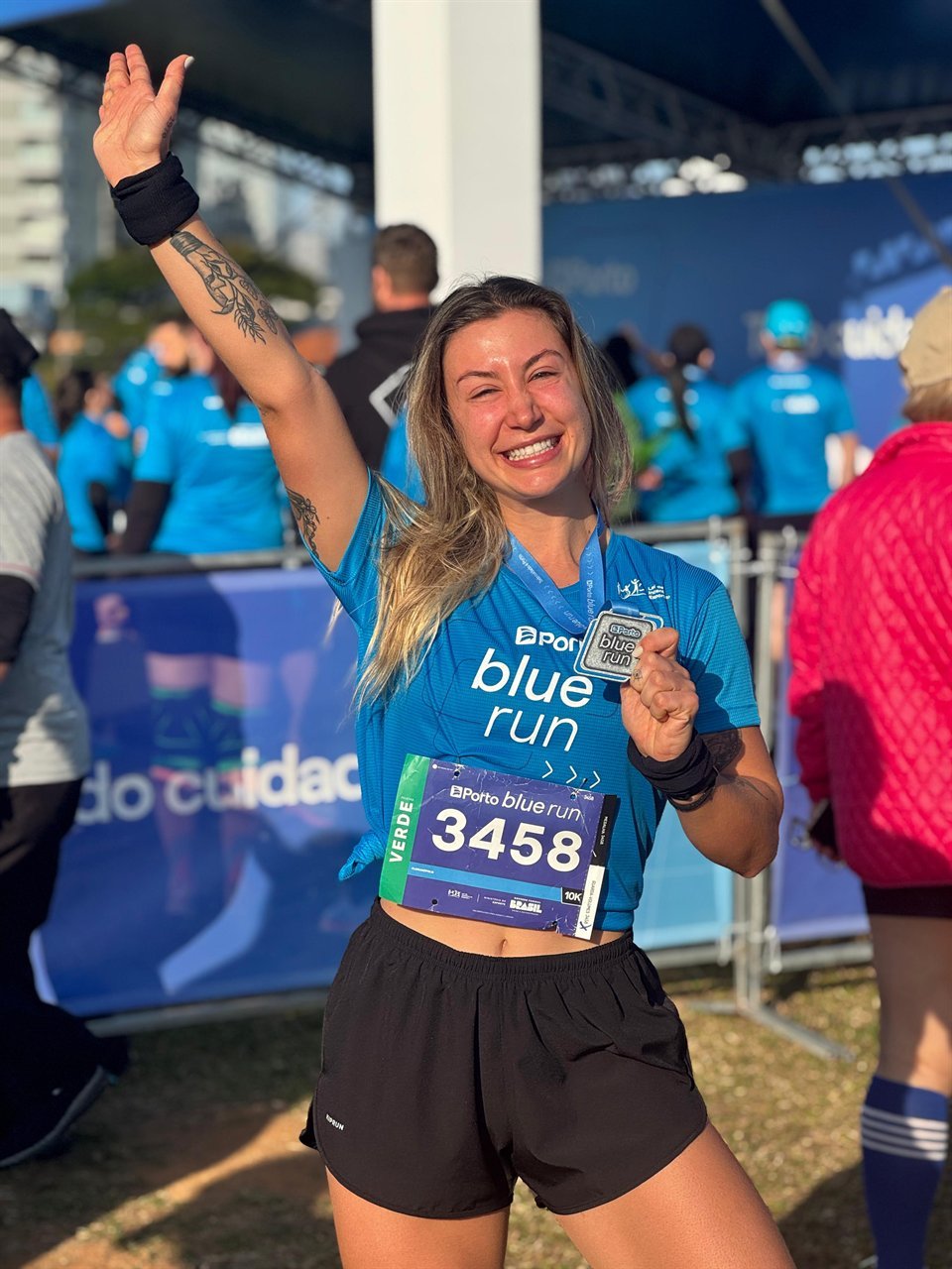 Mariana Sander celebrando uma conquista em corrida.
