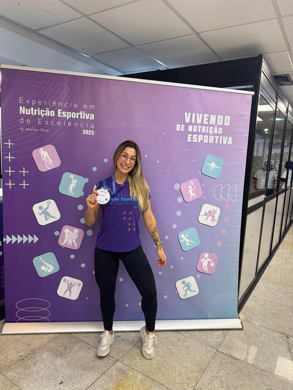 Mariana Sander em evento de formação em nutrição esportiva.